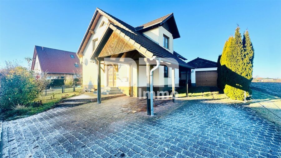 Umfangreich saniertes Einfamilienhaus mit großer Terrasse, Garage, Carport und Einliegerbereich - Carport / PKW Stellplätze